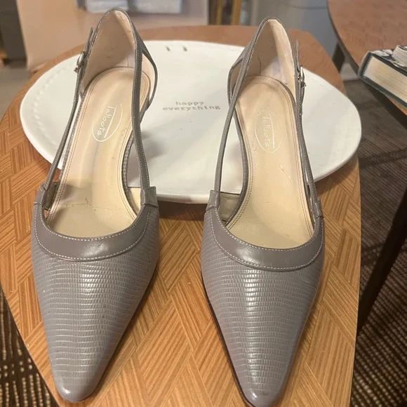 Classic Talbots Genuine Leather Heels - Picture 5 of 8